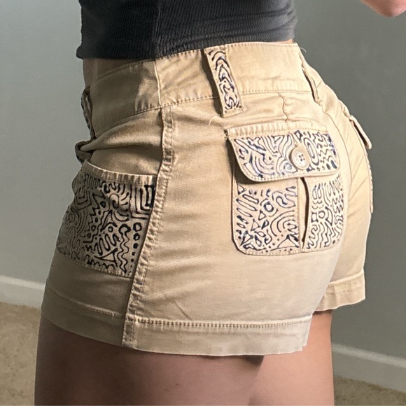 Khaki shorts with funky pattern - Picture 4 of 6